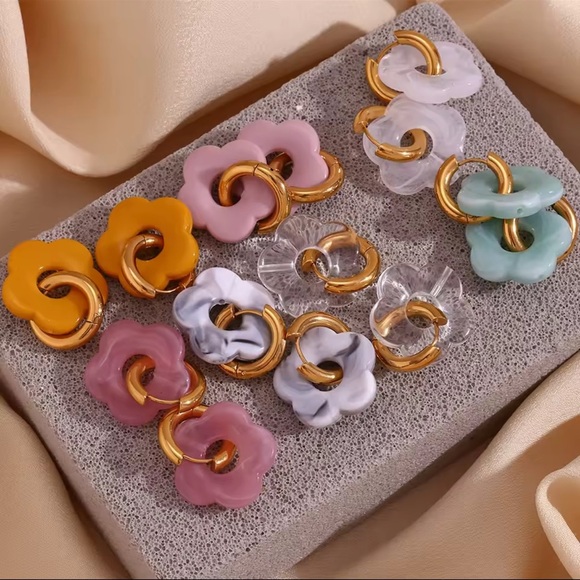 Black colour marbled Flower Resin Acrylic Hoop Earrings Huggie Style - Picture 1 of 5